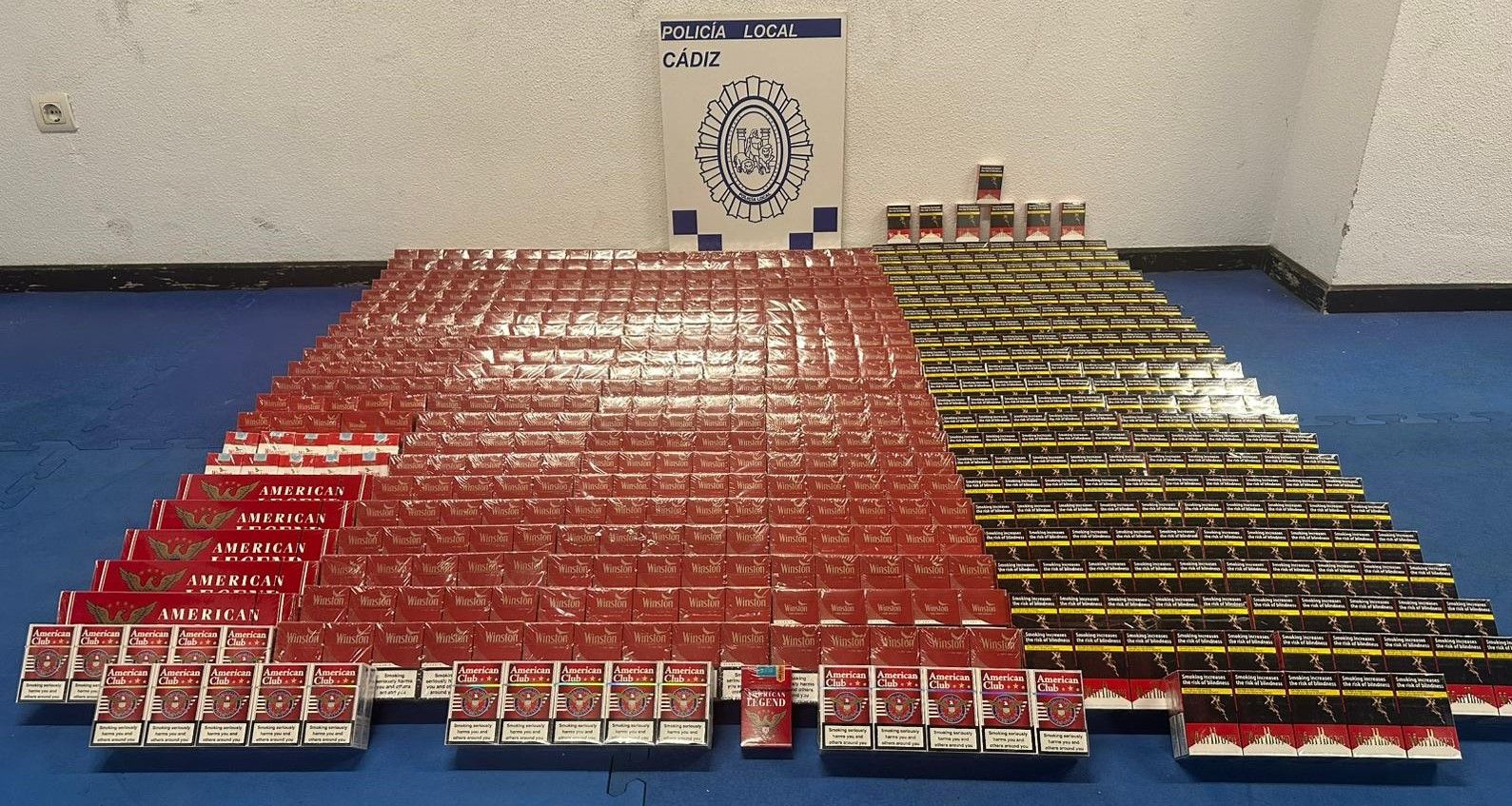 Cientos de cajetillas de tabaco de contrabando, requisados en la tienda clandestina del centro de Cádiz.