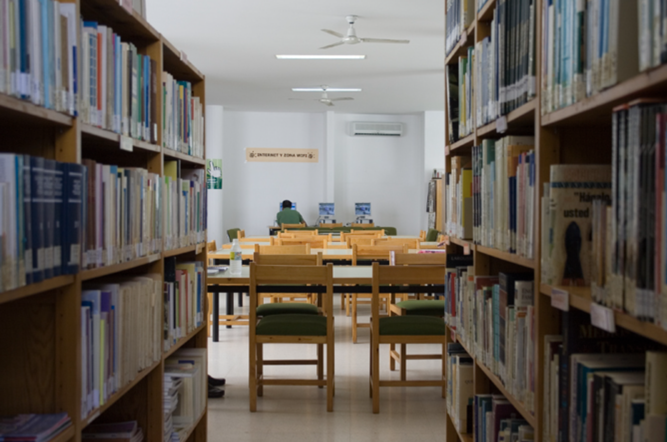 Esta biblioteca de Jerez lleva años cerrada: atesora una Gramática de Nebrija de 1540. Imagen de archivo de la biblioteca del Coloma.