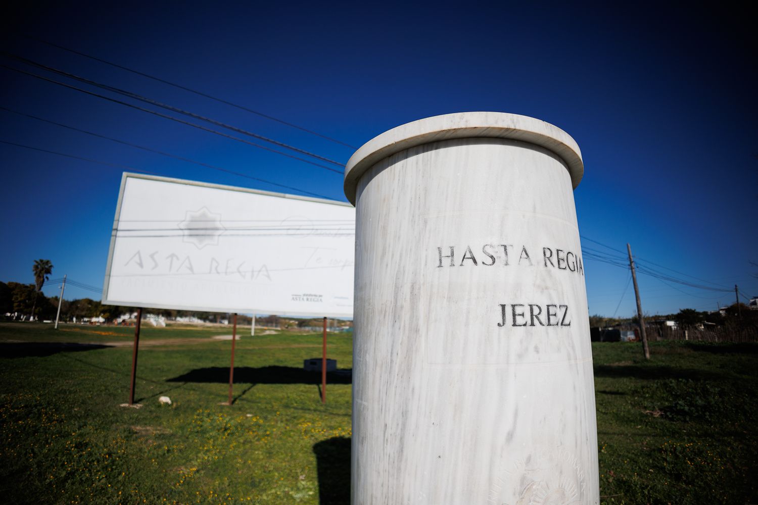 Monolito que señala la ubicación de Asta Regia, terrenos que están próximos a cambiar a titularidad pública.