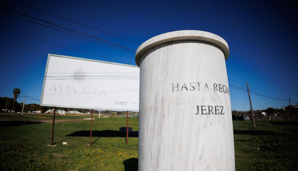 Monolito que señala la ubicación de Asta Regia, terrenos que están próximos a cambiar a titularidad pública.