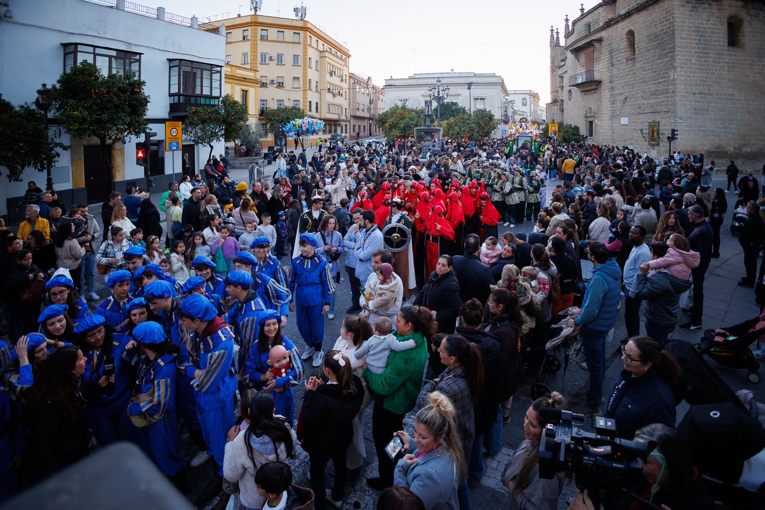 La cabalgata de la Cartera Real en la plaza de Santiago arropada por un impresionante gentío. 