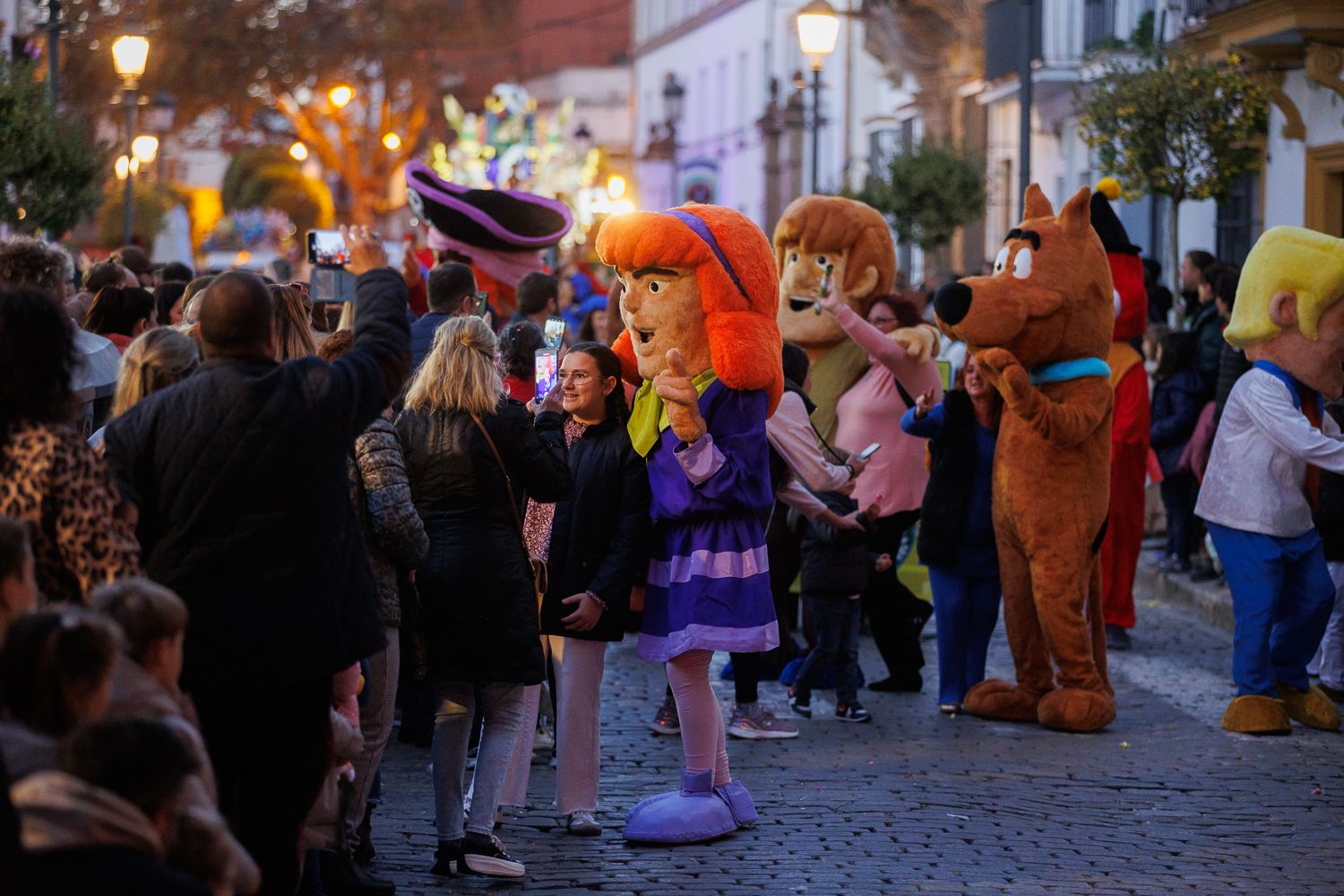Los figurantes haciendo disfrutar a los niños y niñas. 