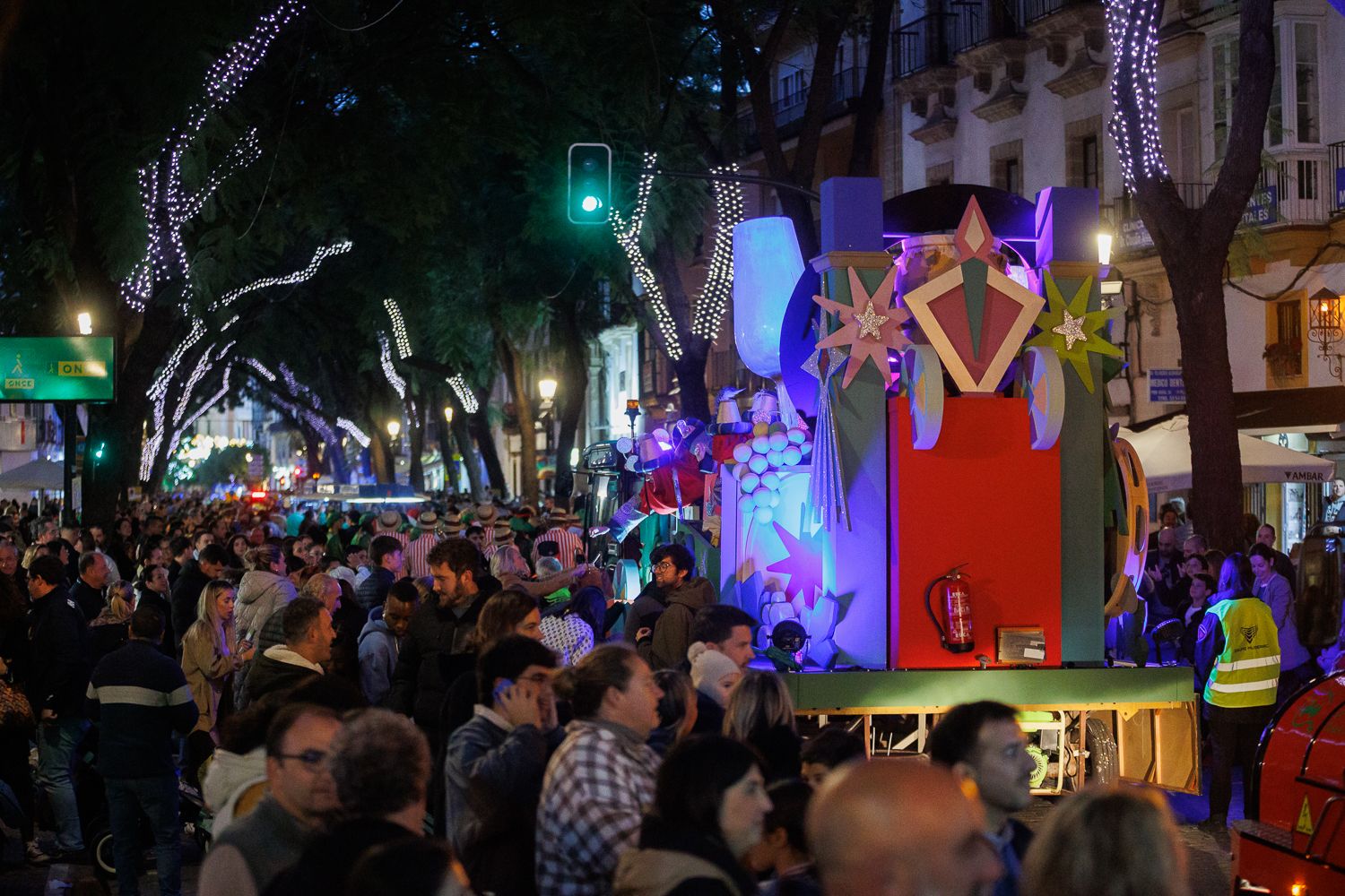 La comitiva real a su paso por la calle Porvera.