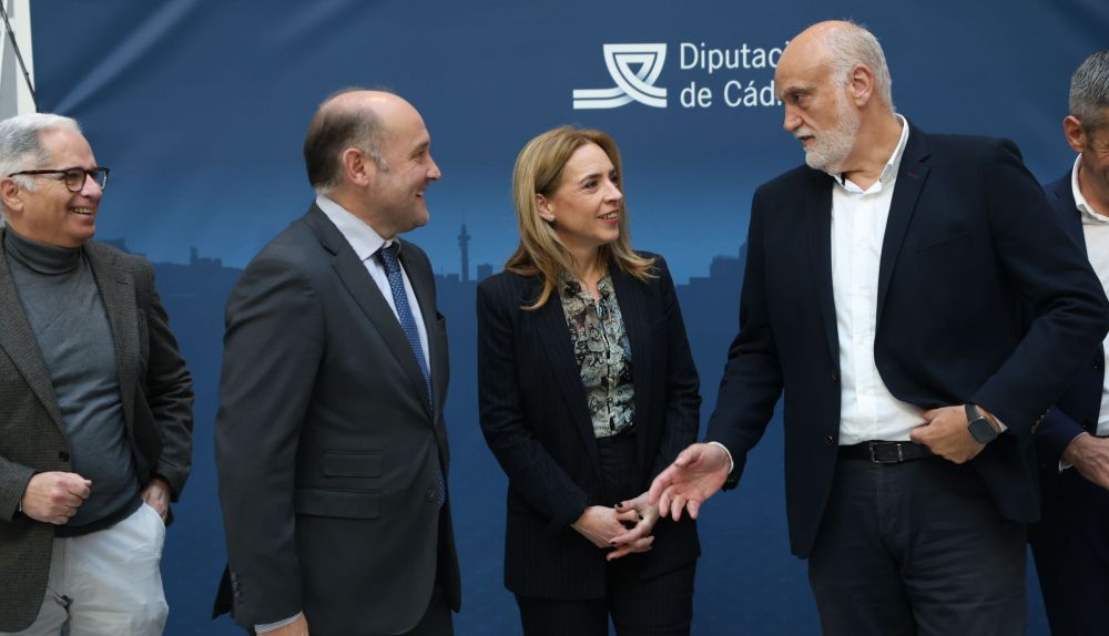 Javier Vidal, derecha, con la presidenta de la Diputación y el diputado Juan José Ortiz.