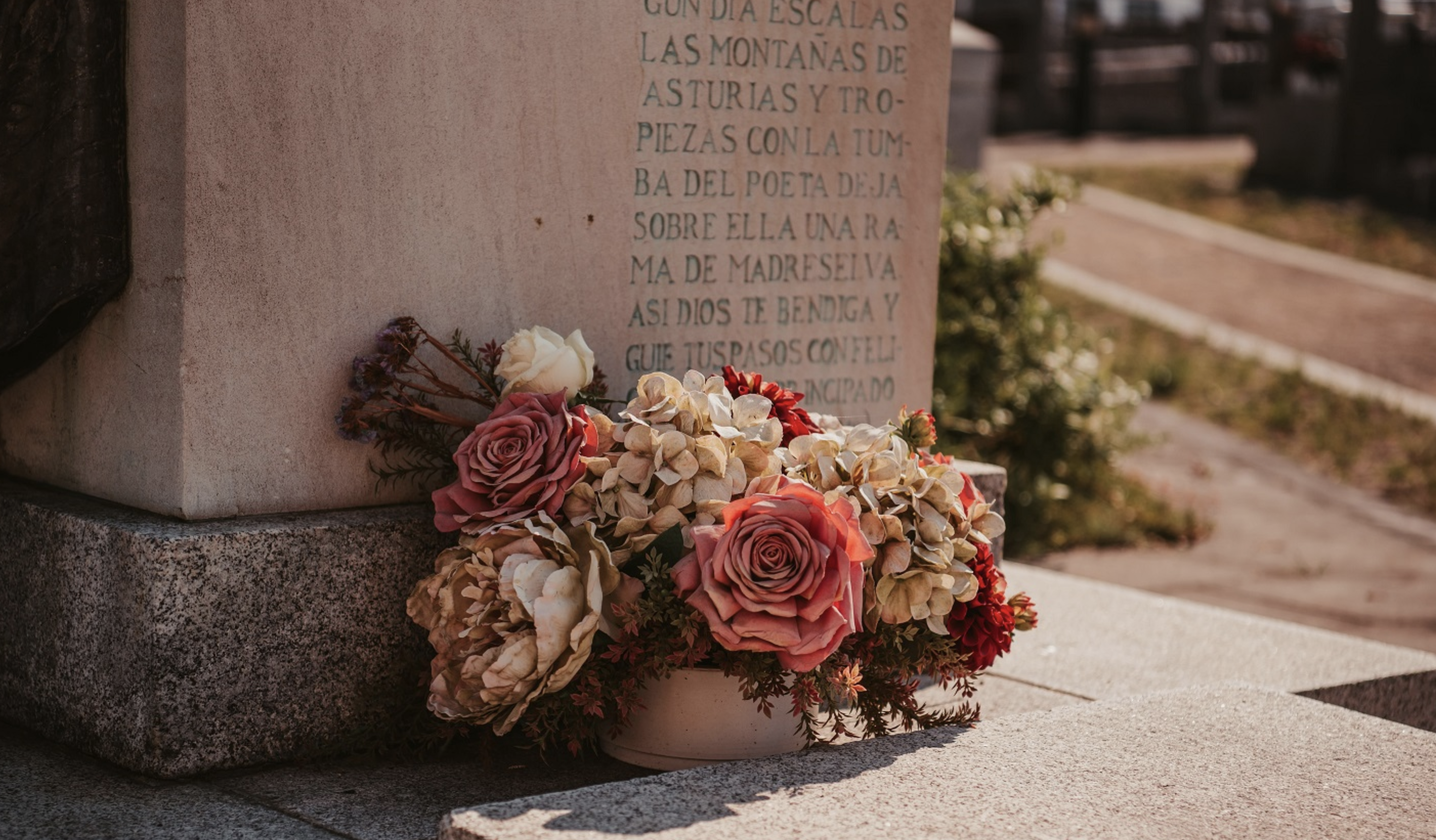 Cementerio donde un hombre ha desenterrado a su madre.