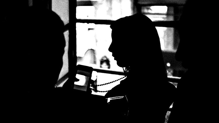 Un padre abusa de su hija menor con discapacidad.