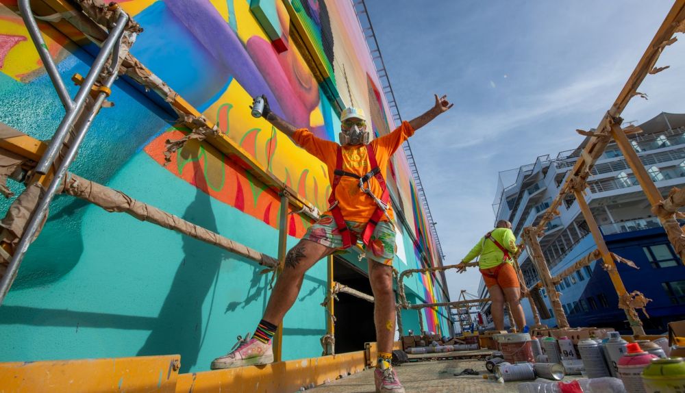Okuda remata un enorme mural en las fachadas del puerto de Cádiz para recibir a cruceristas y paseantes