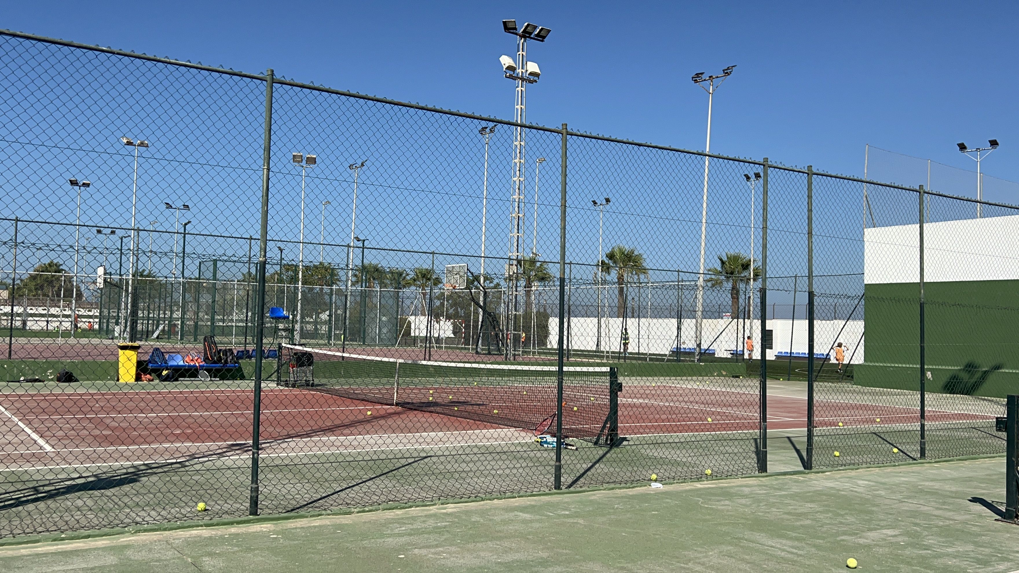 Las actuales pistas de tenis del complejo polideportivo de Sanlúcar. 