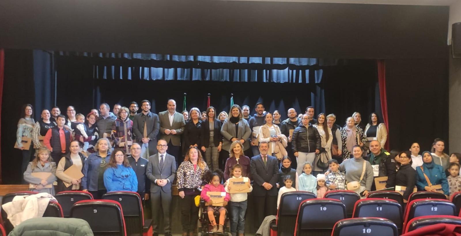 La consejera y la alcaldesa junto a los beneficiarios de las 28 viviendas protegidas de Conil.