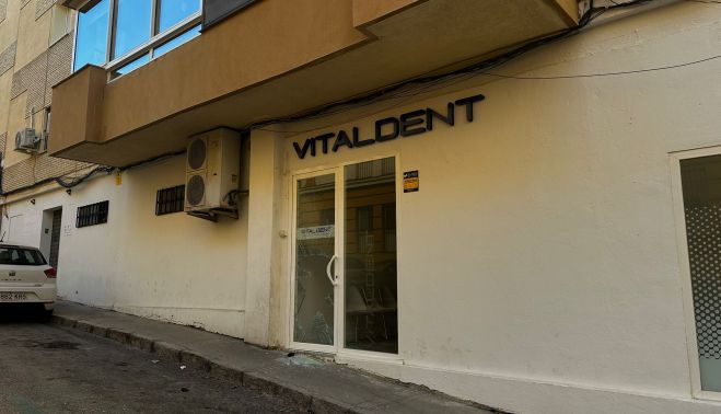 La clínica, con el cristal roto tras el robo.