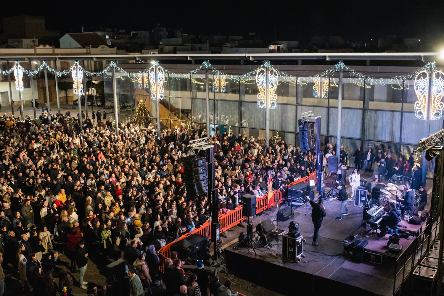 Camas adelanta la bienvenida a 2025 con sus tradicionales precampanadas