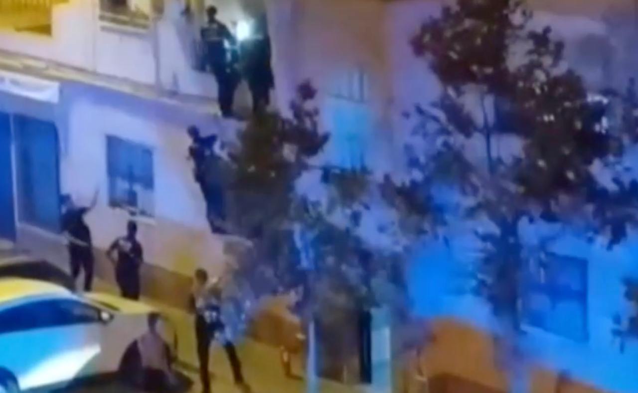 Bomberos intentando salvar la vida de esta vecina de San Fernando.