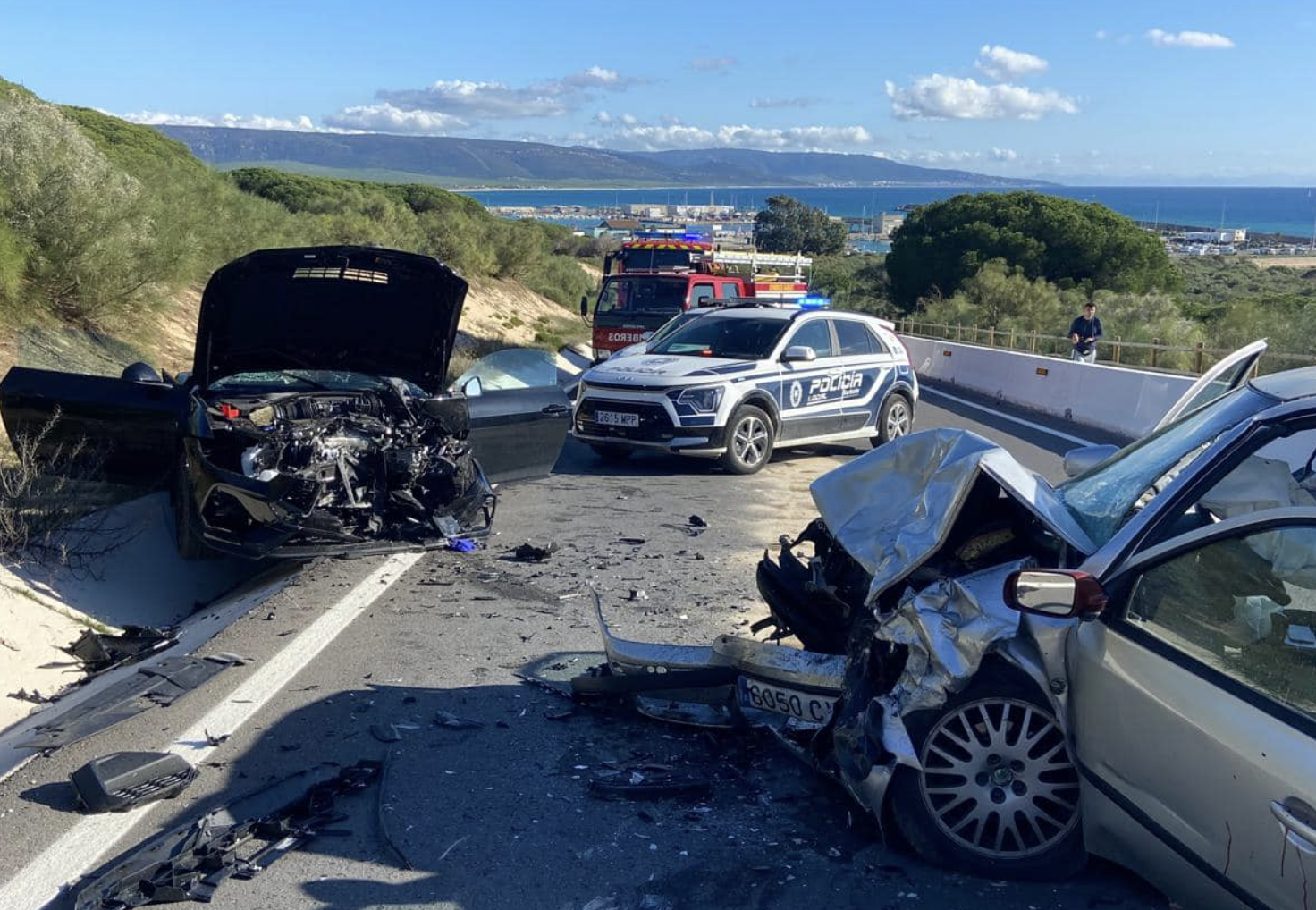 Un fallecido al chocar dos coches en la carretera que une Barbate con Los Caños.