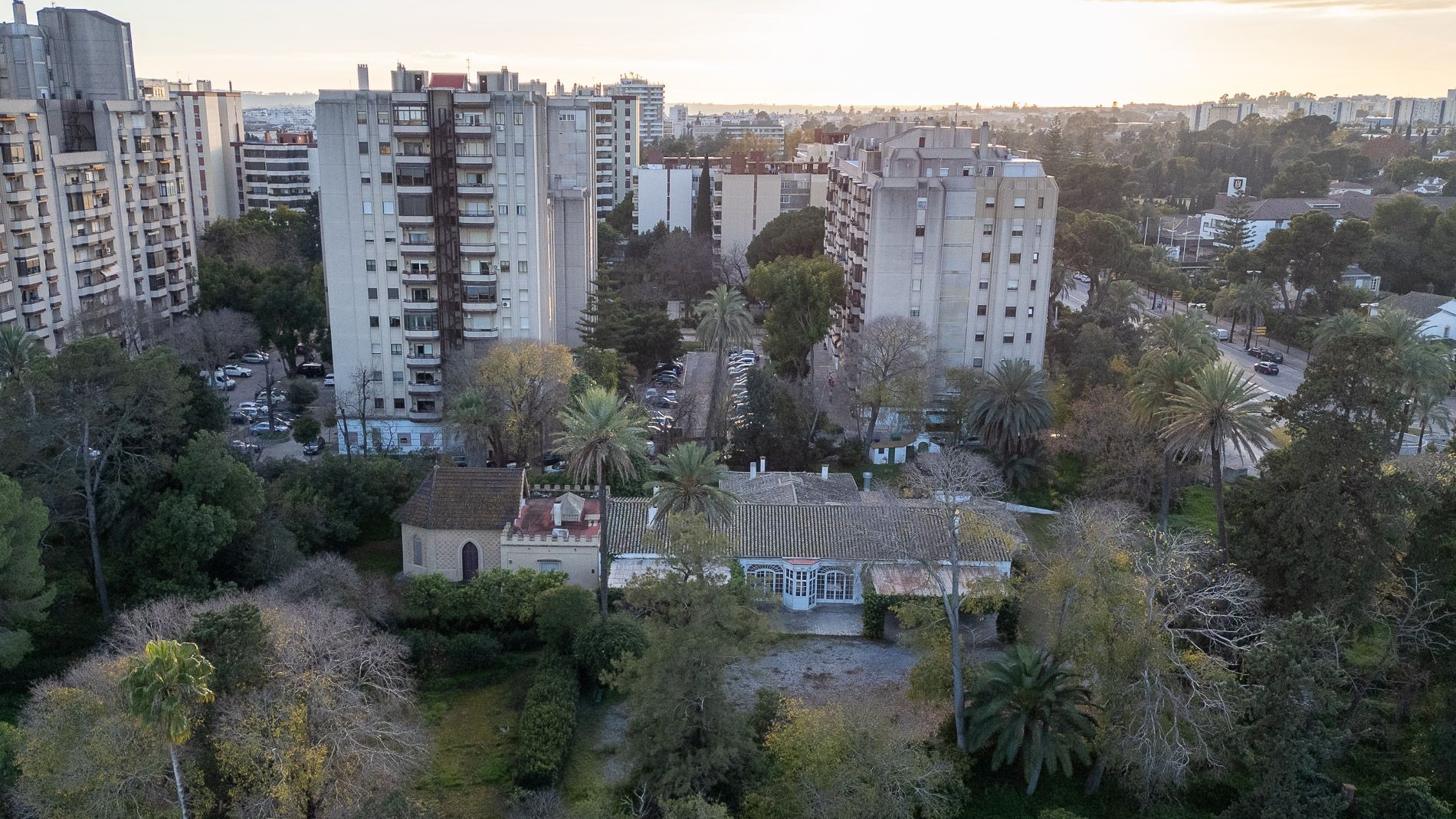 La finca El Altillo de Jerez, con el edificio que albergó el restaurante Universo Santi.