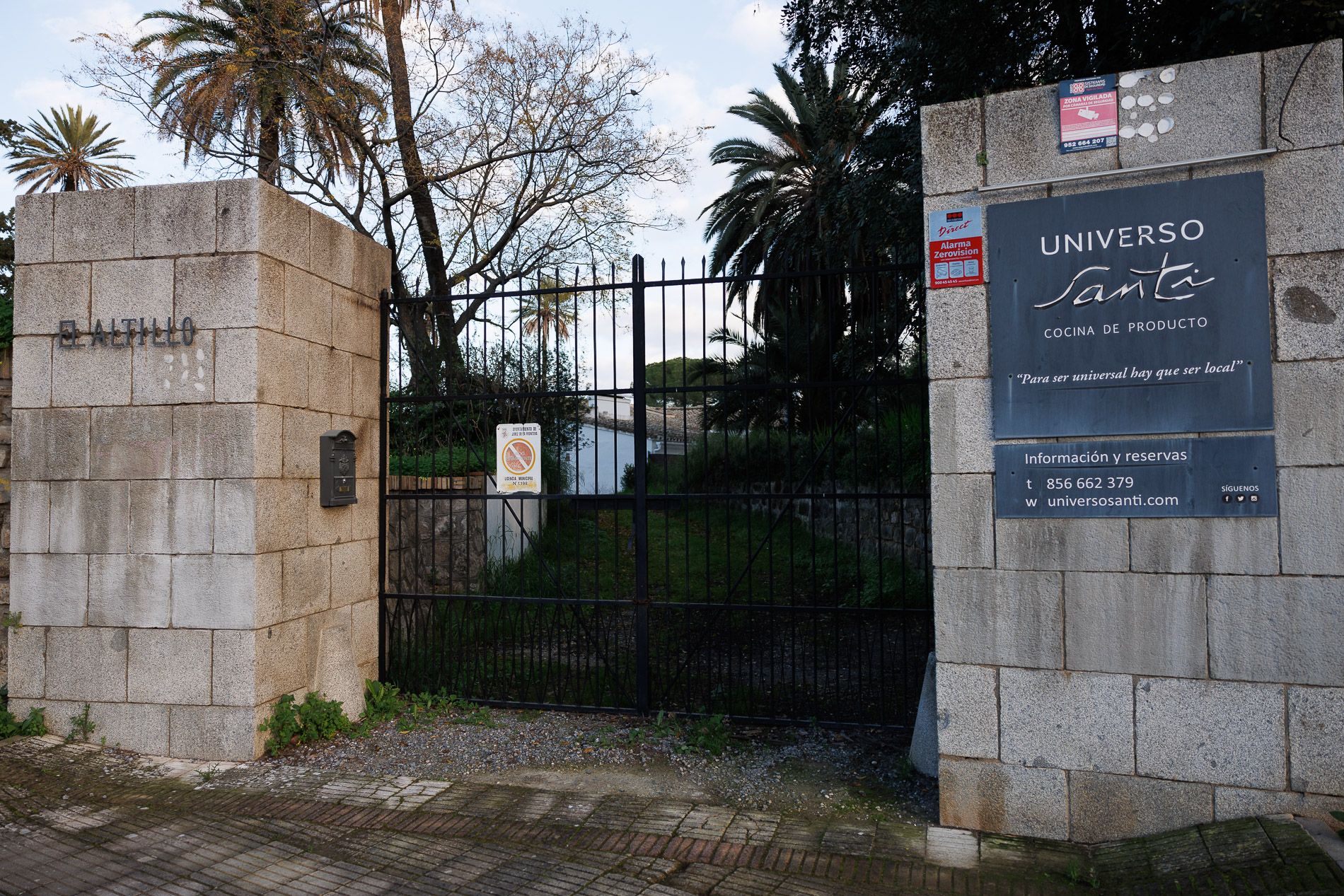 Entrada a la finca El Altillo, donde se ubicaba Universo Santi. 