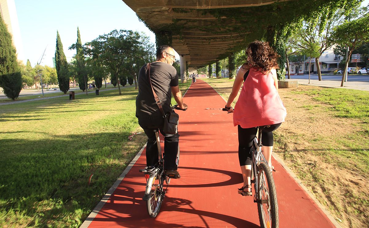 Dos ciclistas circulan por el carril bici de Jerez, a la altura de la avenida de la Paz.