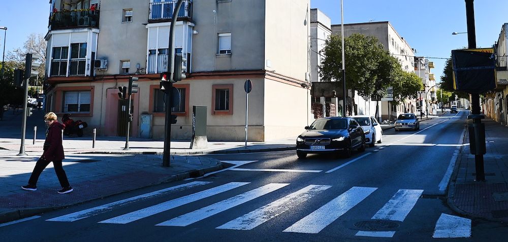 Vecinos y vehículos circulan por Ronda Muleros, que quedará cortada al tráfico. Vecinos y vehículos circulan por Ronda Muleros, que quedará cortada al tráfico.
