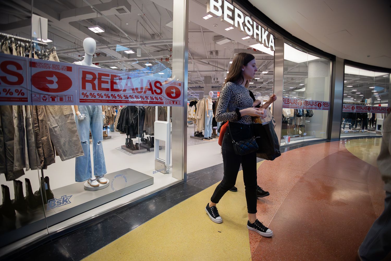 Personas comprando en el centro comercial Área Sur de Jerez.
