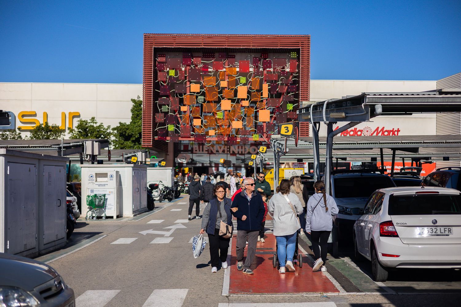 Rebajas de enero en el centro comercial Área Sur de Jerez.