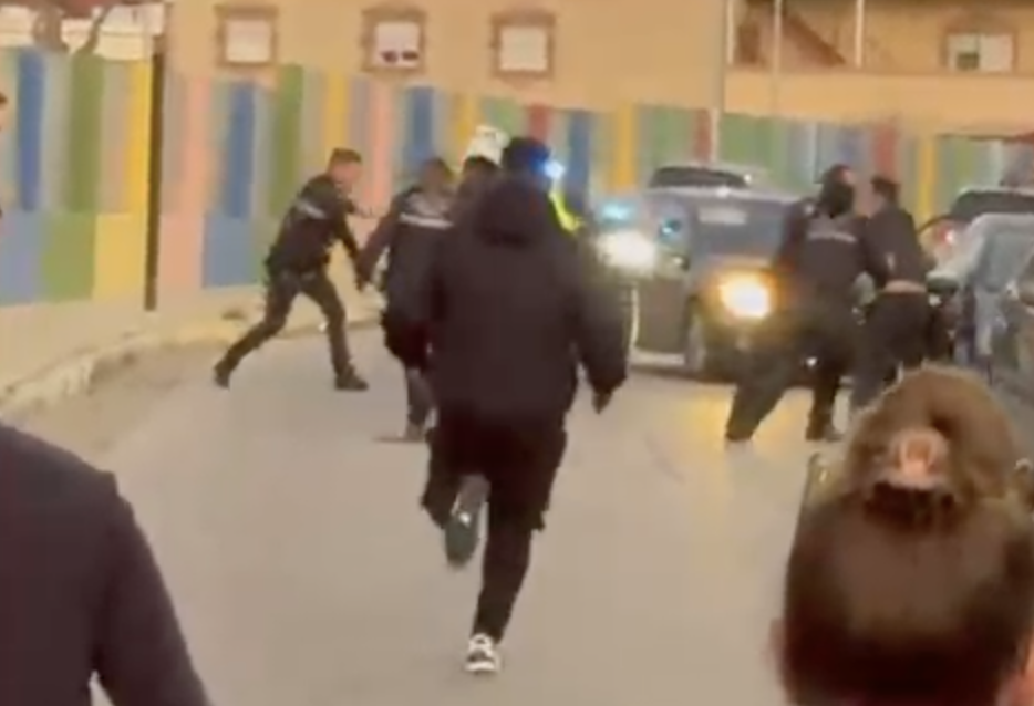 Un momento de la refriega que se produjo en el momento en el que la Policía Local y Nacional tratan de detener a dos implicados en las carreras ilegales de 'El Chicle'.