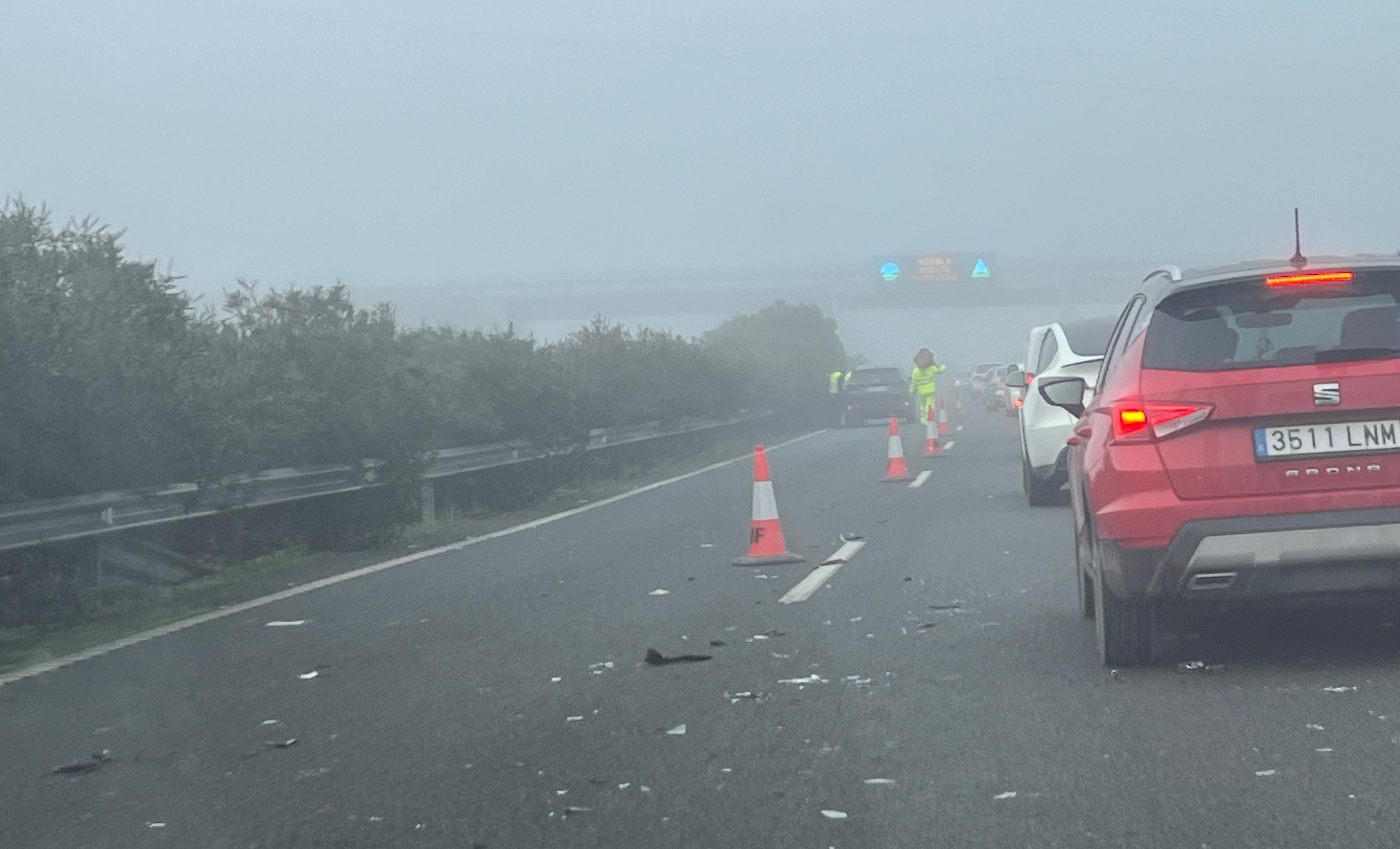 Peligroso accidente, cuyas consecuencias se ven en la imagen, en la Ronda Oeste de Jerez causa importantes retenciones: "No nos ha dado de milagro". Peligroso accidente, cuyas consecuencias se ven en la imagen, en la Ronda Oeste de Jerez causa importantes retenciones: "No nos ha dado de milagro".