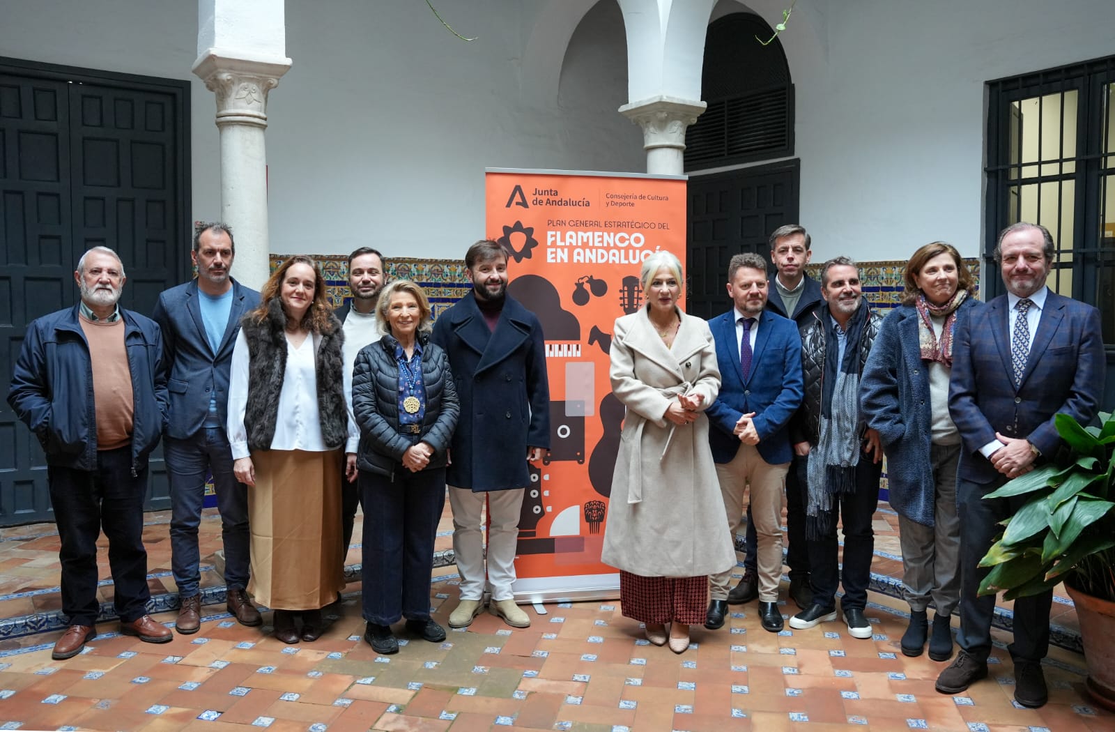 La consejera y los integrantes de la Comisión Asesora del Flamenco en Casa de Murillo. 
