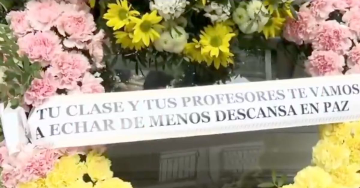 Una corona de flores en el funeral de Aarón, el menor asesinado en Gerena. Una corona de flores en el funeral de Aarón, el menor asesinado en Gerena.