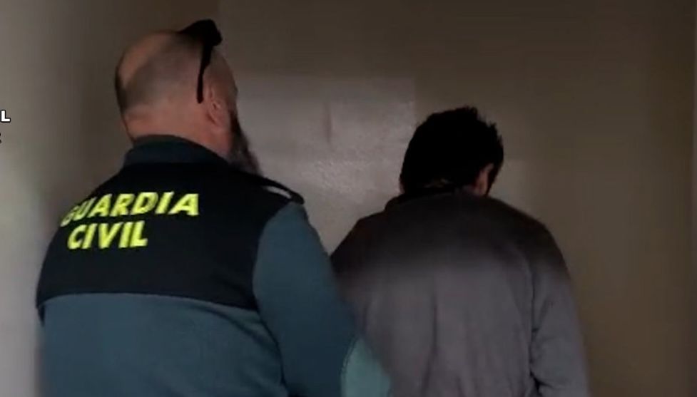 Un agente de Guardia Civil, tras detener al 'ladrón de abuelas' de Utrera.