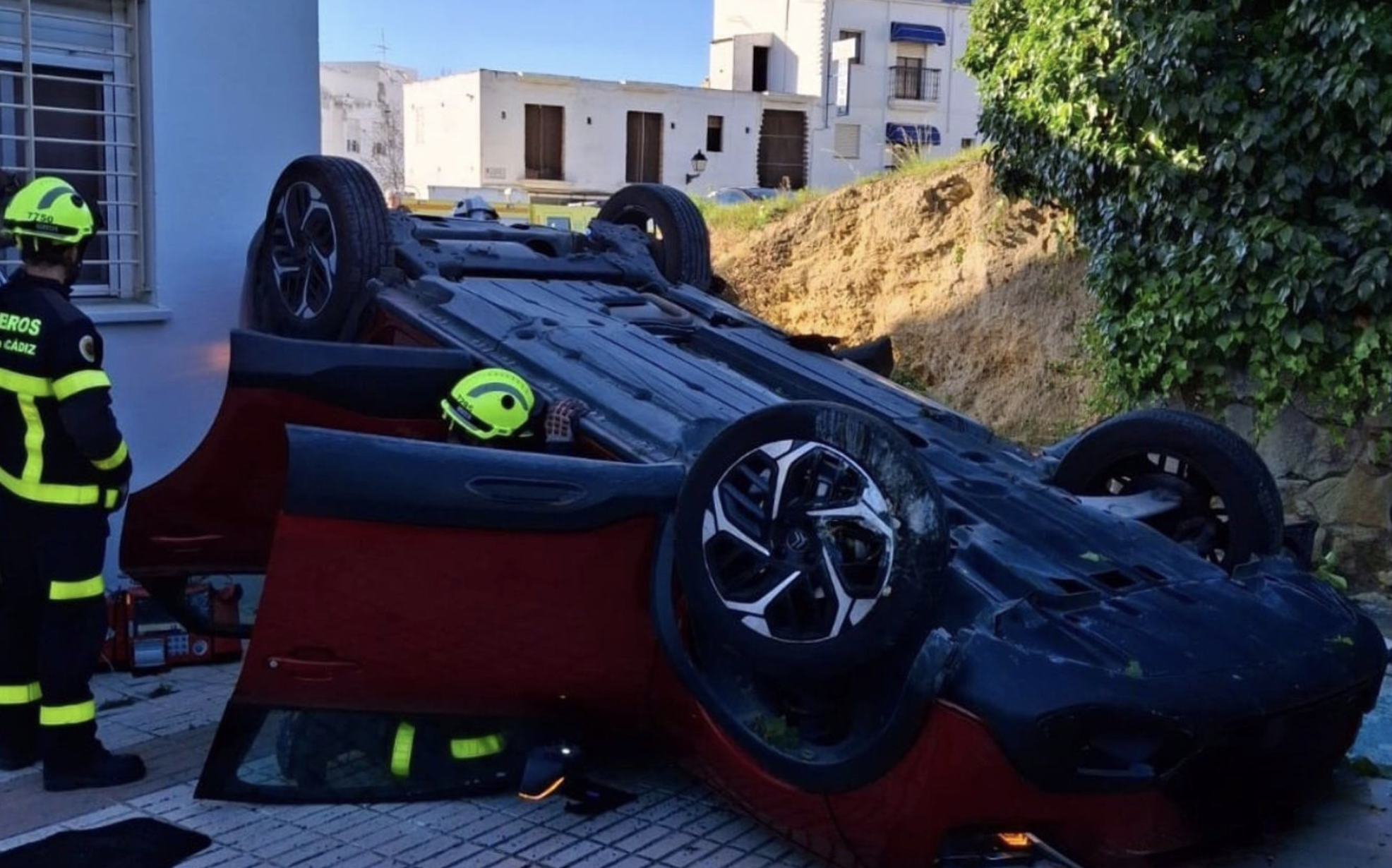 Un conductor se despeña con su coche desde 4 metros de altura: atrapado y bocabajo.