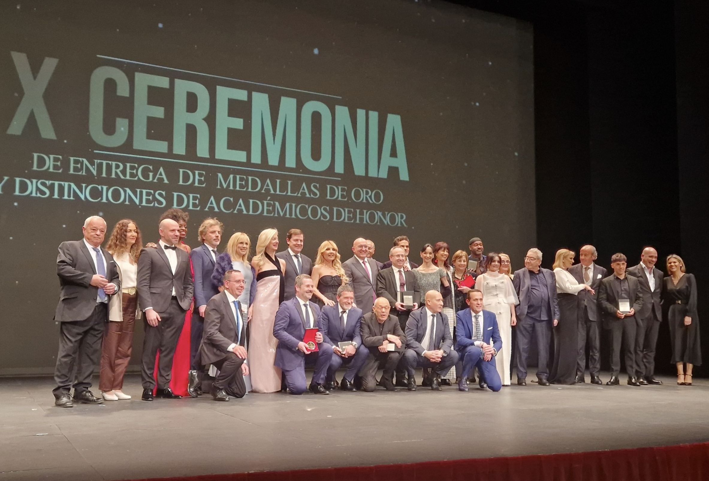 Foto de familia de los galardonados con la Medalla de Oro de las Artes Escénicas.