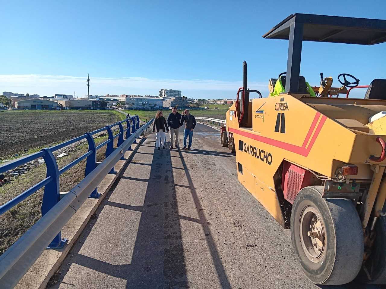La delegada supervisando las obras en el puente de Mesas de Santa Rosa.