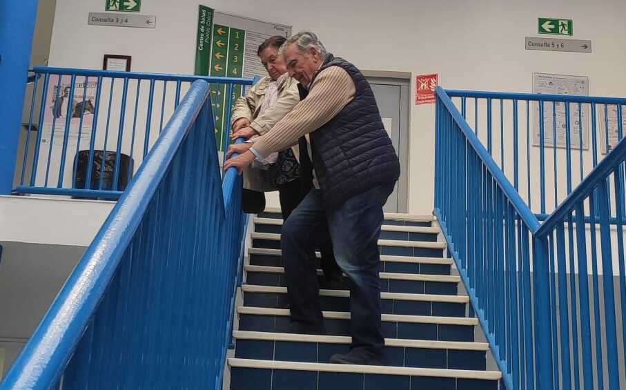 Un paciente, usando las escaleras del centro de salud de El Puerto.