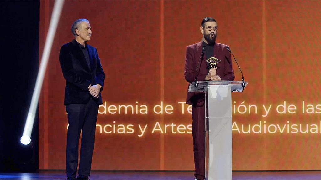 Manu Sánchez recogiendo el premio.
