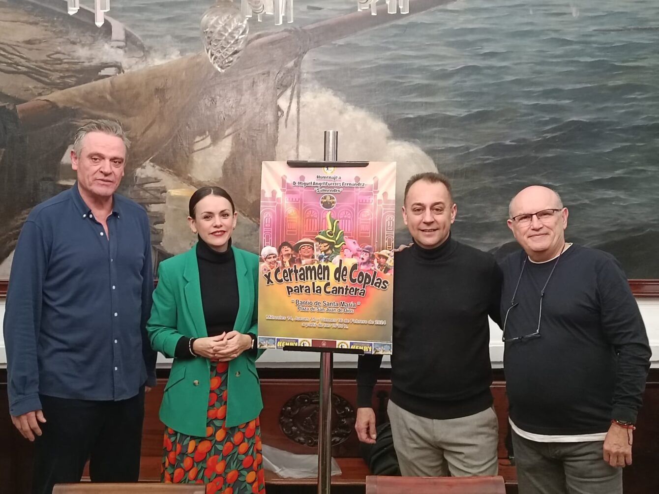 José Antonio Rodríguez Fierro, segundo por la derecha, y la concejala Beatriz Gandullo, en una presentación del carnaval infantil.