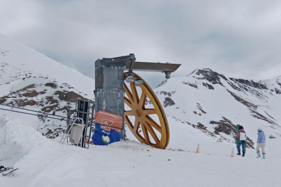 Una imagente del accidente en el telesilla de la estación de esquí de Astún. Una imagente del accidente en el telesilla de la estación de esquí de Astún.