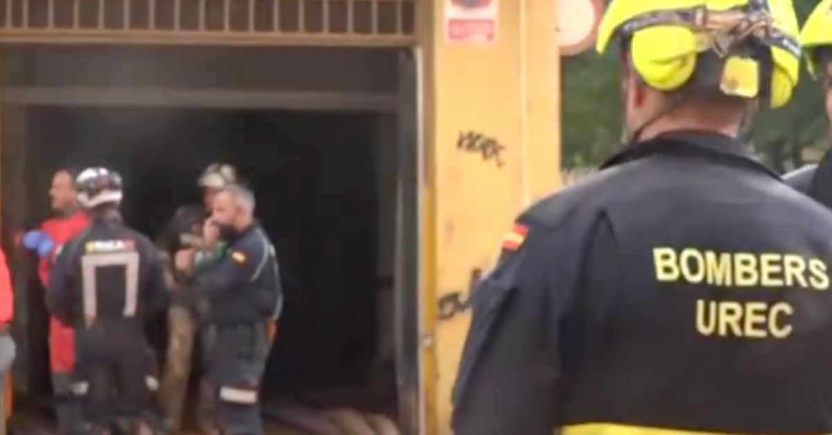 Bomberos, en el edificio afectado por la dana donde ha fallecido un trabajador.