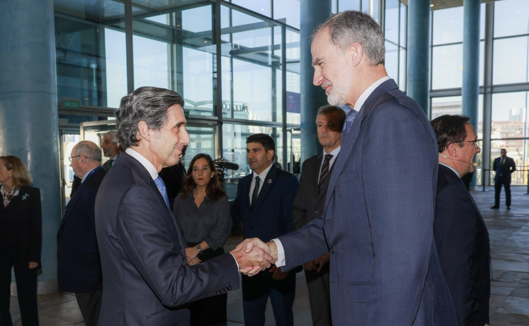 Álvarez-Pallete, en una imagen reciente, saludando al rey Felipe VI.