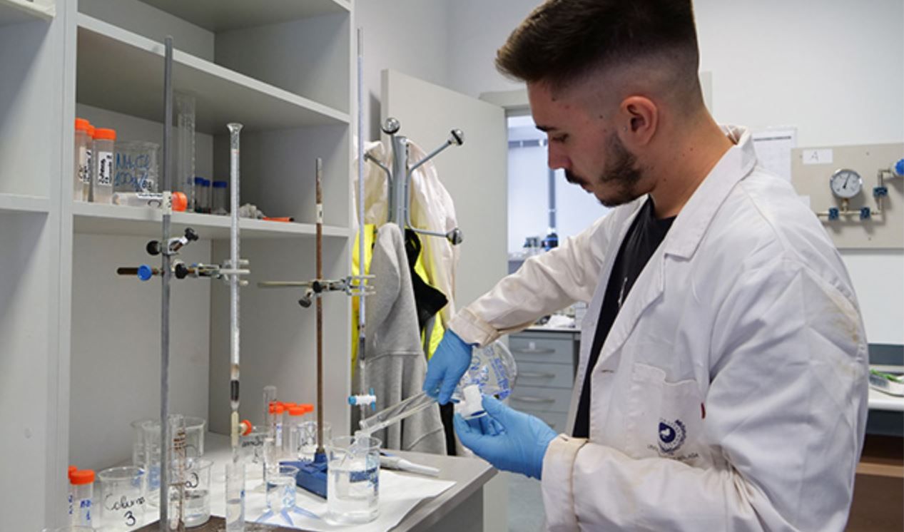 Un estudiante en una de las universidades andaluzas que sacan plazas para extranjeros.