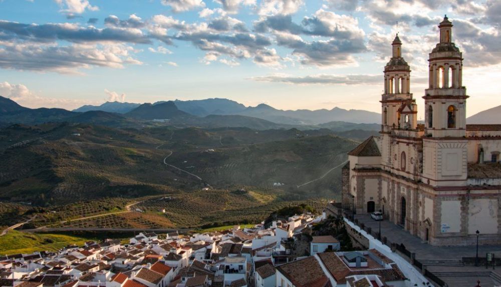 La impresionante iglesia de Olvera, en una imagen de Paco Menacho difundida por la Oficina de Turismo Municipal.