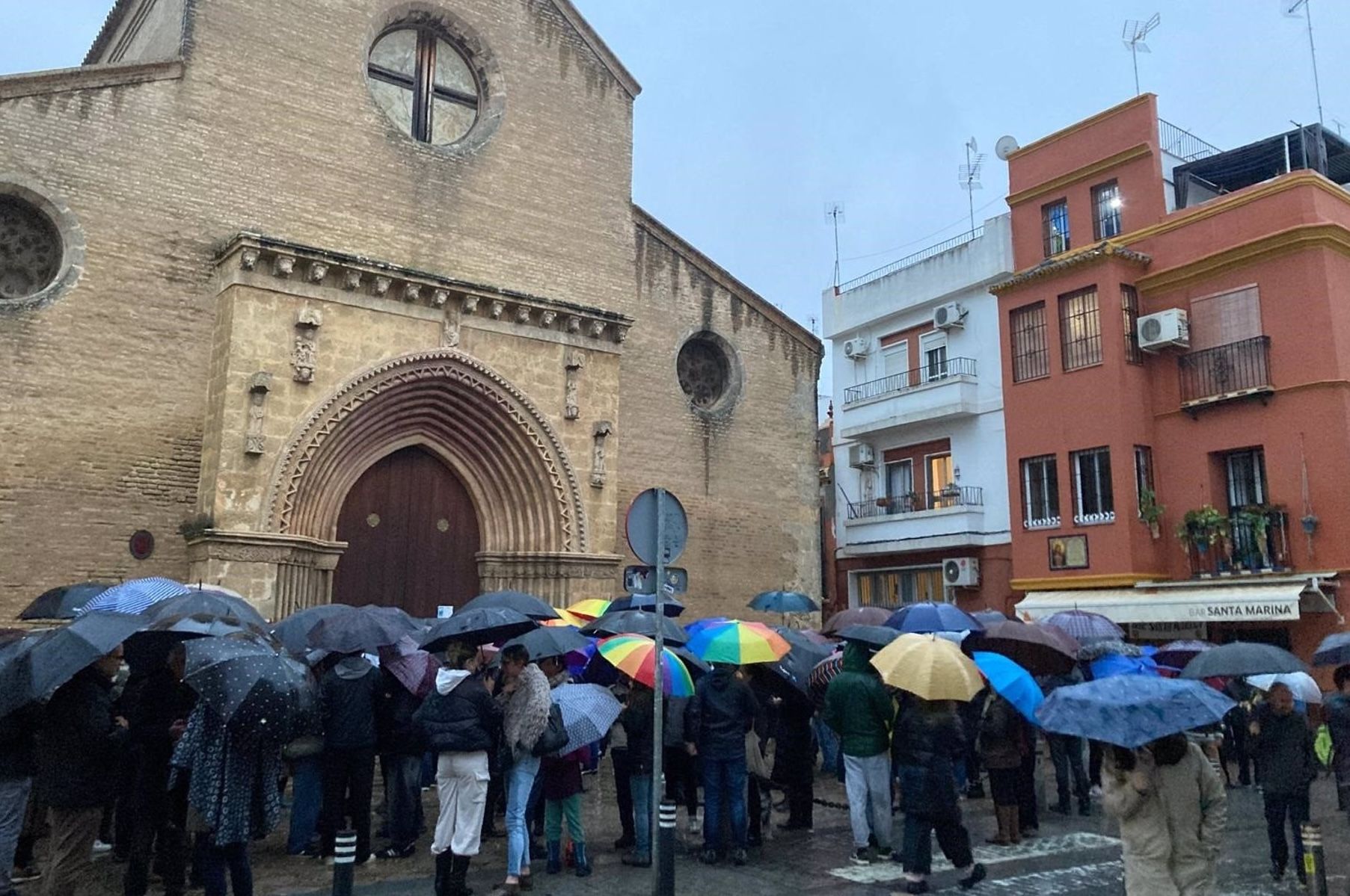 Concentración ante la iglesia de Santa Marina tras la agresión de una pandilla de menores a un hombre al que preguntaron si era homosexual.