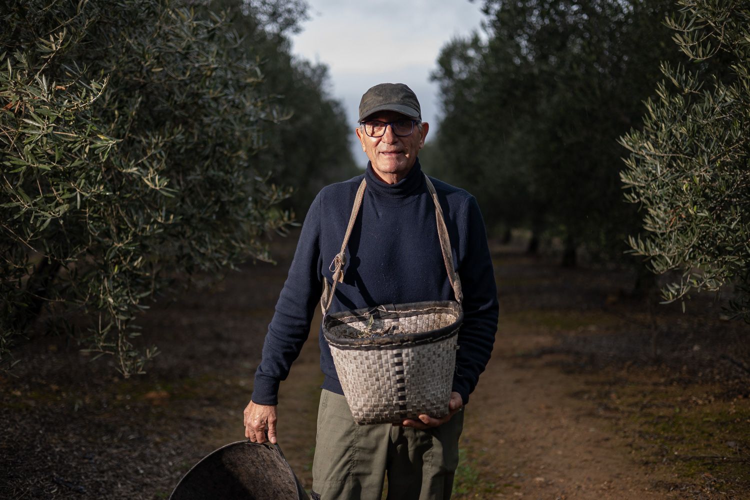 Diego Cañamero, jubilado, preparado para rebuscar aceitunas.
