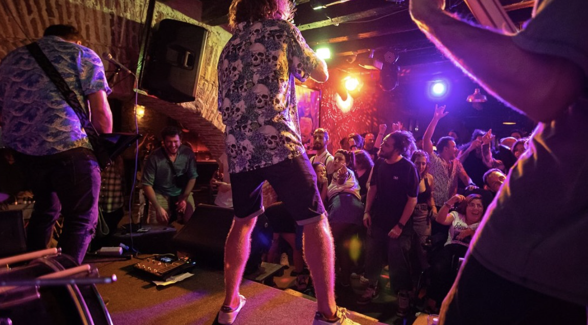 Her own summer, en concierto, una banda que rinde tributo a grupos de Nu-Metal.