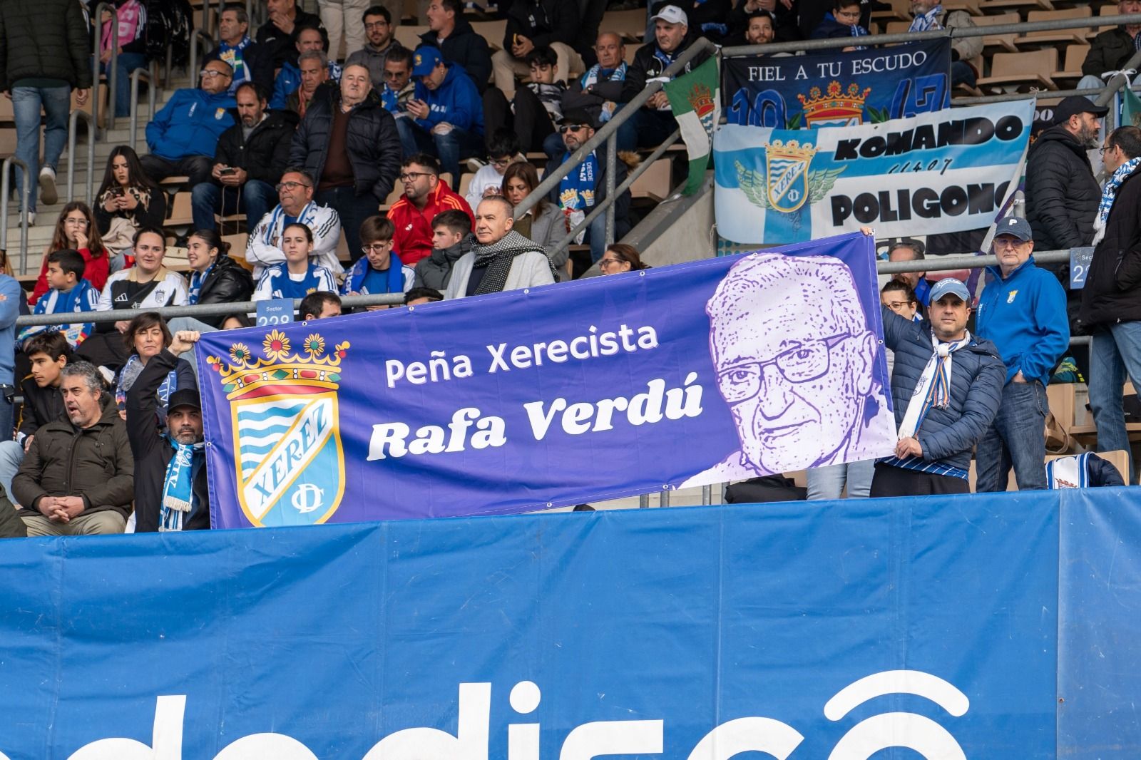 Homenaje a Rafael Verdú, en una grada de Chapín durante un encuentro del Xerez CD, en una imagen del autor de la tribunal libre.