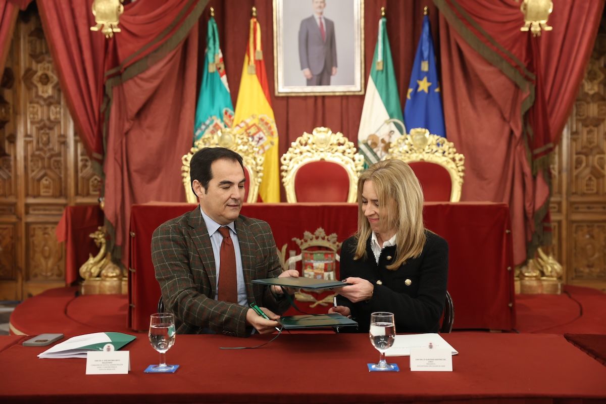 La presidenta de Diputación de Cádiz, Almudena Martínez, y el consejero José Antonio Nieto.
