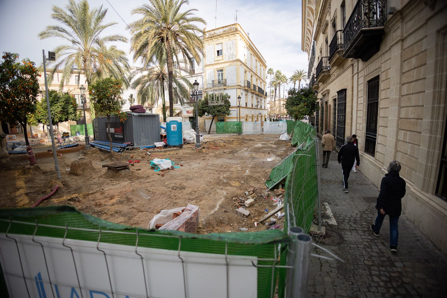 Vista actual de la recta final de las obras en la plaza Rafael Rivero, que tendrá plataforma única y tendrá acceso a la zona 1 de la ZBE de Jerez.