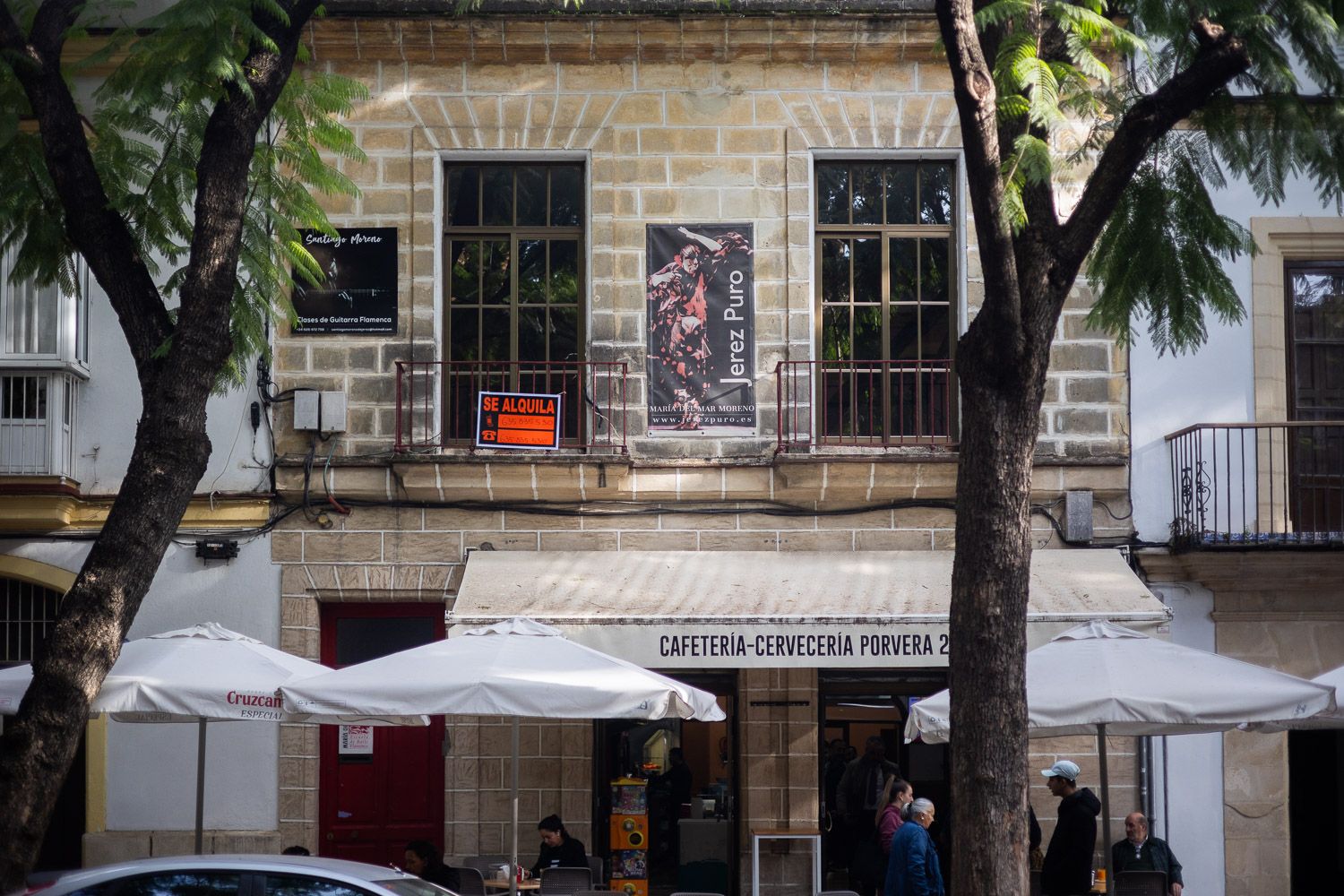 El cartel de 'Se alquila' en la que fue academia de Angelita Gómez, primero, y luego de María del Mar Moreno llama la atención en la Porvera, en Jerez.