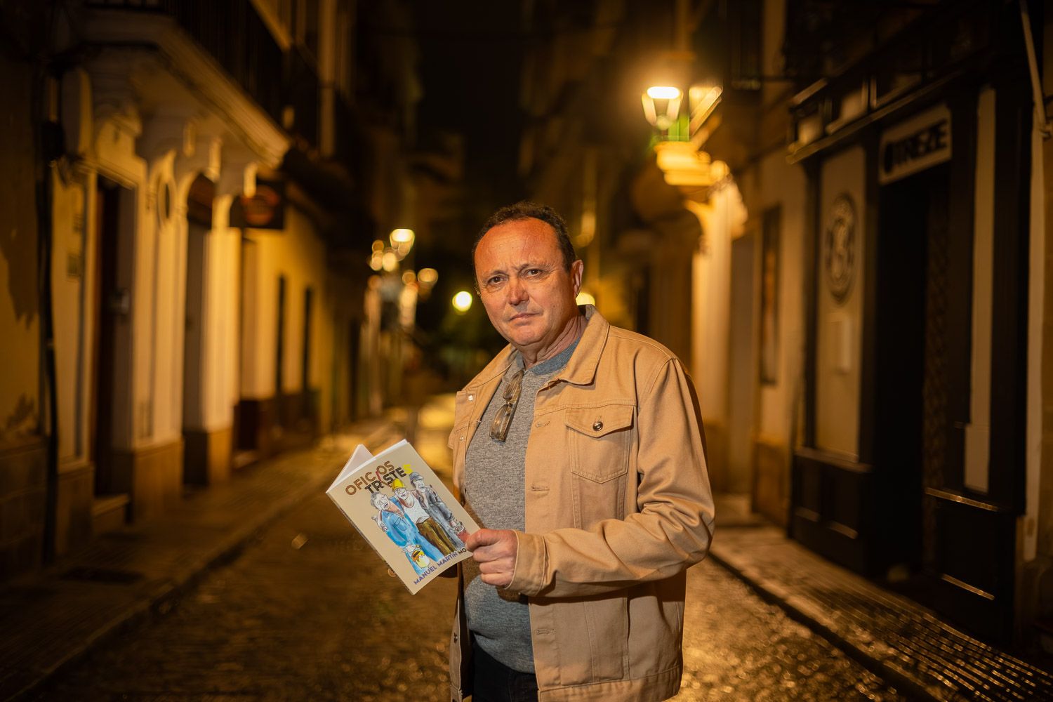 Manuel Martín Morgado, este pasado lunes en Jerez, con su libro 'Oficios tristes'.