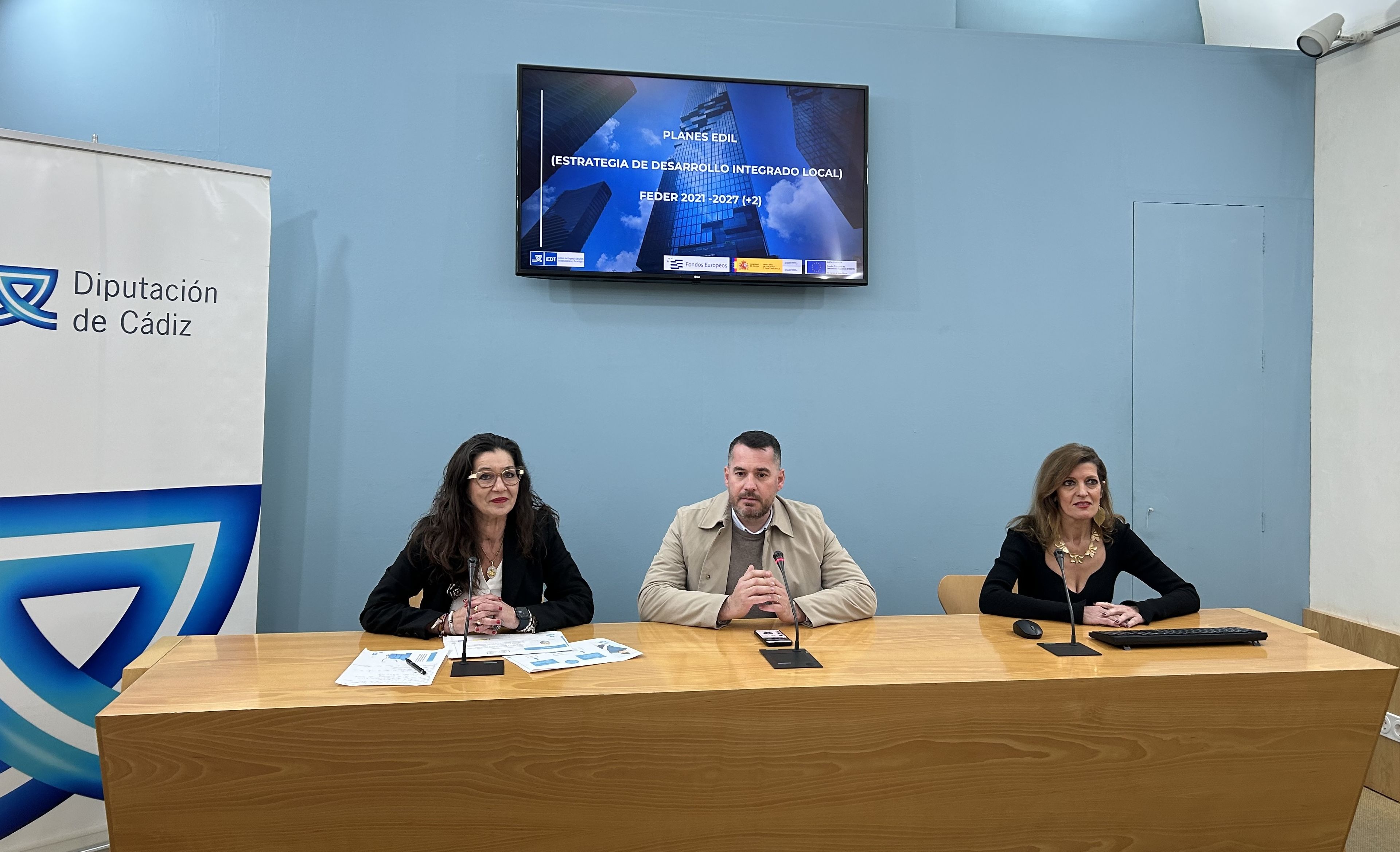 El diputado delegado de Empleo y responsable del IEDT, Andrés Clavijo, junto a la teniente de alcalde delegada de Fomento y Empleo del Ayuntamiento de Barbate –y también diputada provincial-, Ana Moreno (a la izda., en la imagen), y Nausika Botamino, gerente del IEDT..