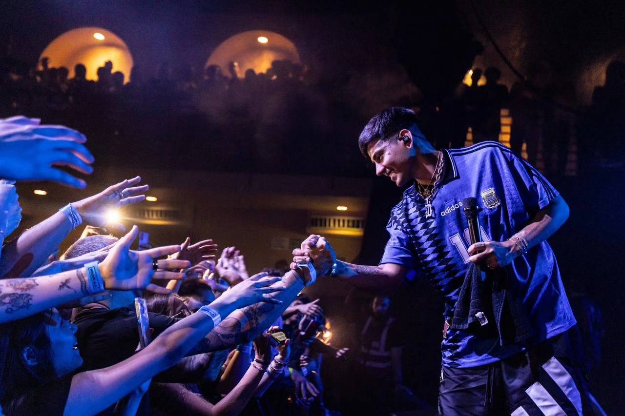 Duki, durante un concierto.