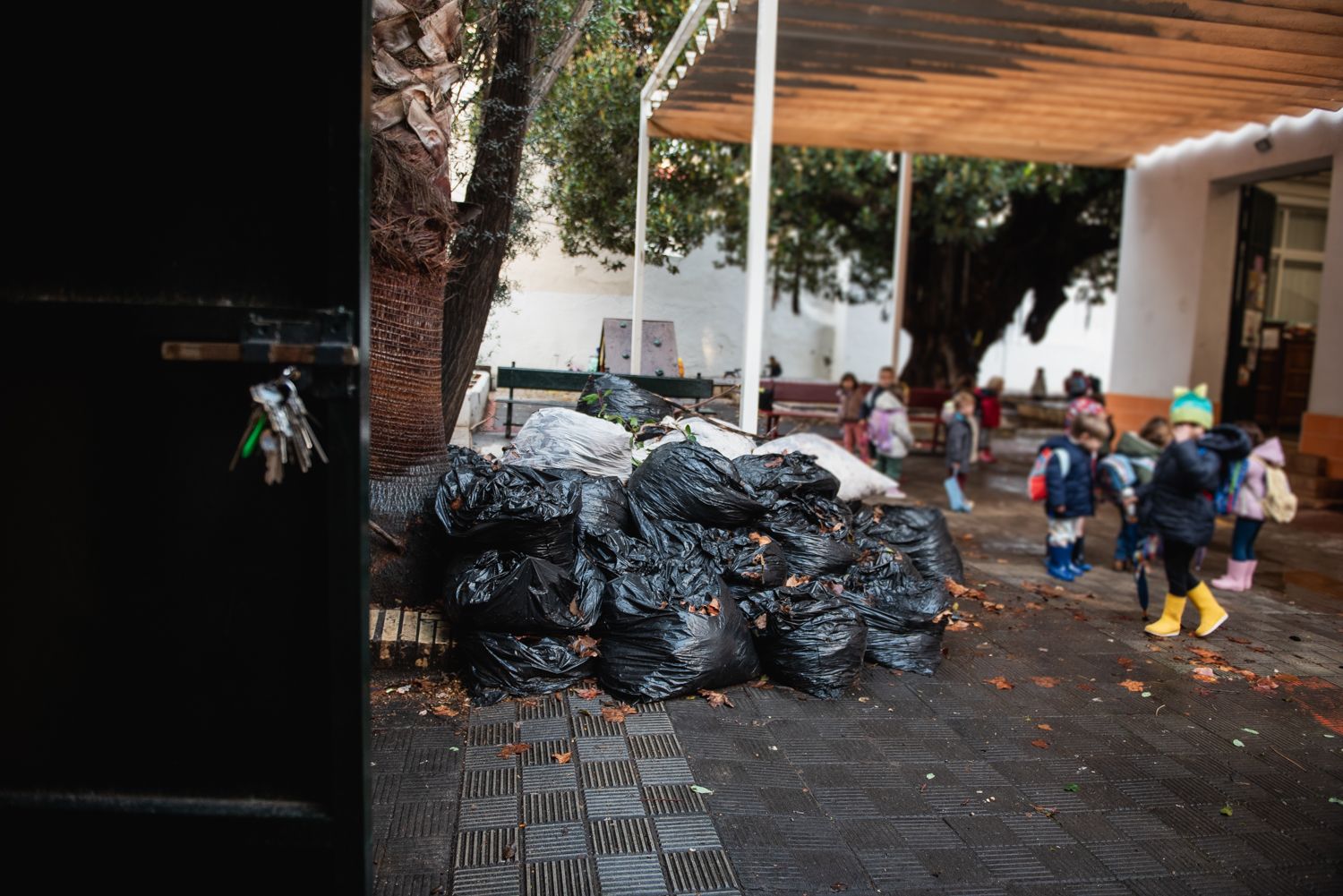 Basura acumulada en un colegio público de Sevilla, en una acción reivindicativa. Basura acumulada en un colegio público de Sevilla, en una acción reivindicativa.